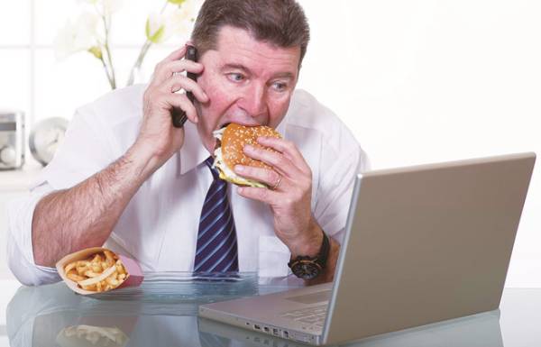 Thói quen ăn trưa không lành mạnh ảnh hưởng tới sức khỏe